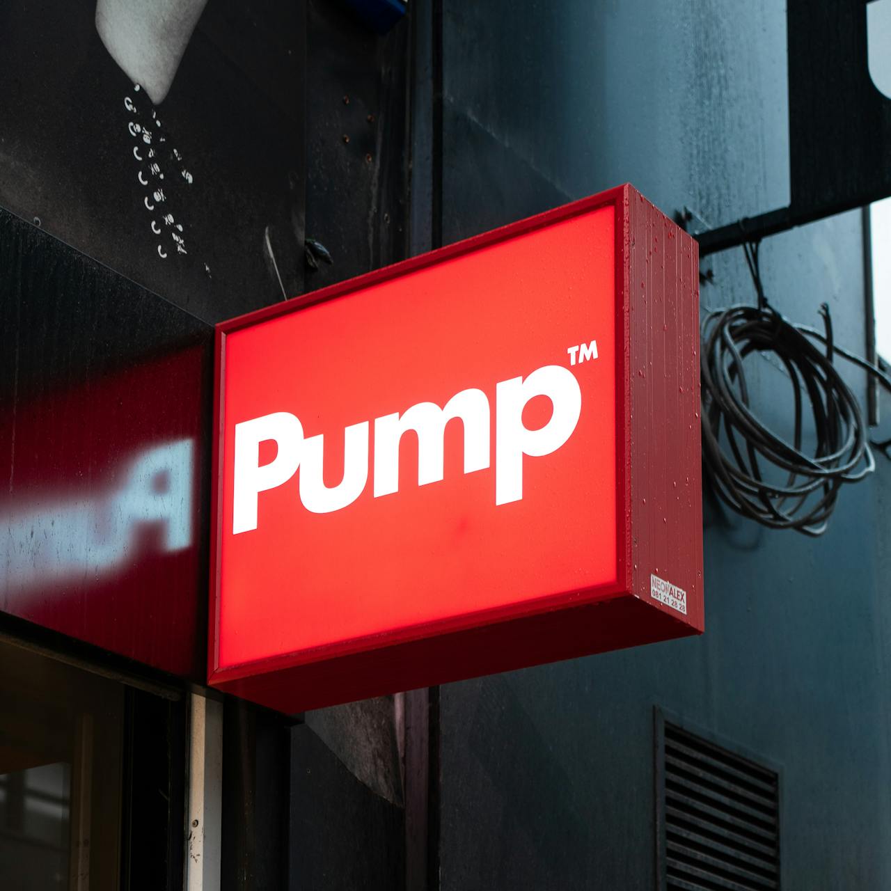 How digital signage improves business resilience and communication