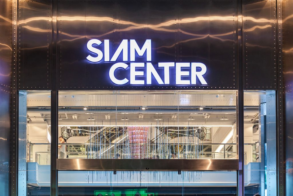 Striking backlit channel letters for a modern mall entrance, designed by a business sign manufacturer Houston.