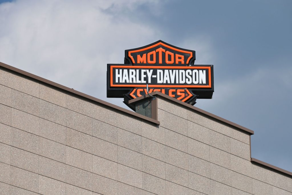 Iconic Harley-Davidson rooftop logo display created by a specialist in professional sign manufacturing Houston firm.